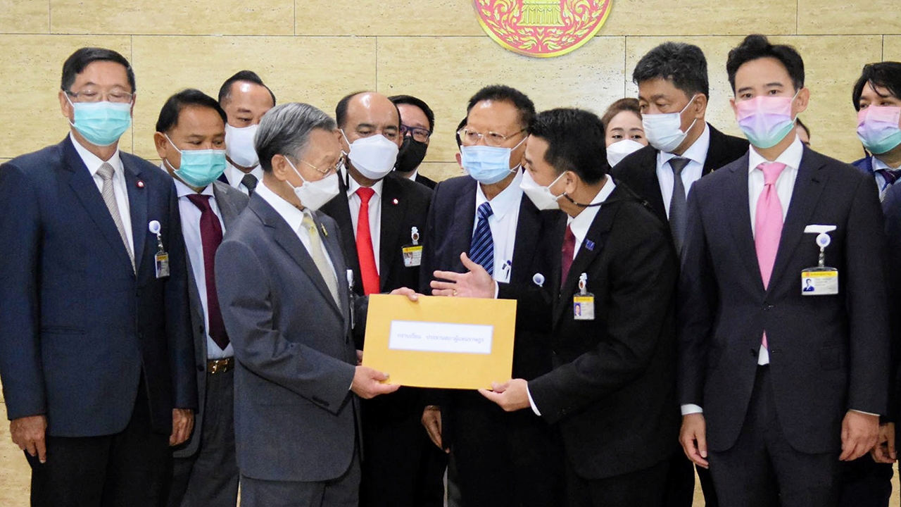 จัดหนักผู้นําพิการสมอง ข้อหาบิ๊กตู่ พ่วงอีก 10 รัฐมนตรี ฝ่ายค้านเน้นปมทุจริต