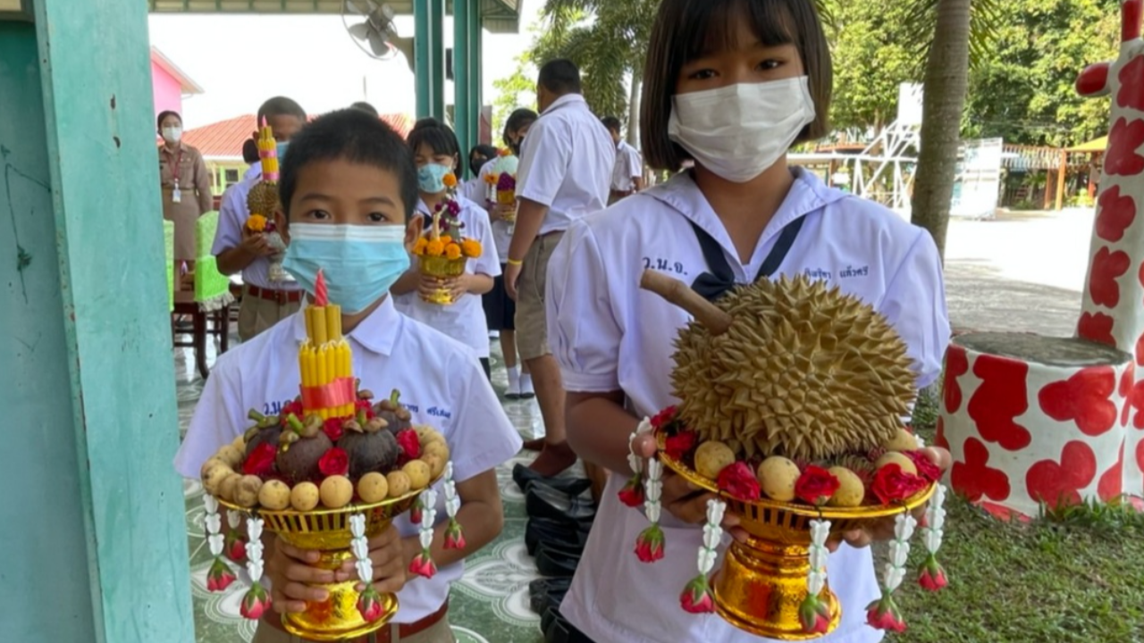 พานไหว้ครูกินได้ เด็กๆ ชาวสวนกราบคุณครูด้วยทุเรียน เงาะ มังคุด 