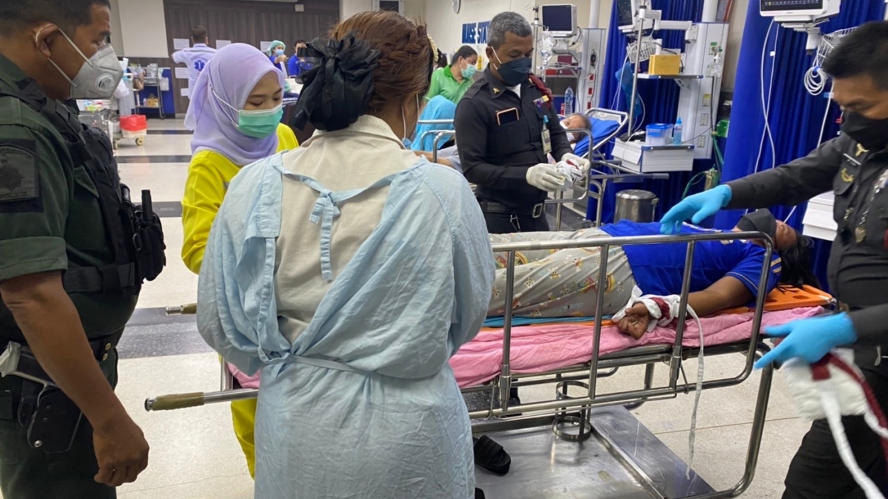 ตร.คุมสาวป่วยจิตปีนรถพยาบาลหาดใหญ่ เข้ารักษา สลด ไม่มีใครรับเป็นญาติ