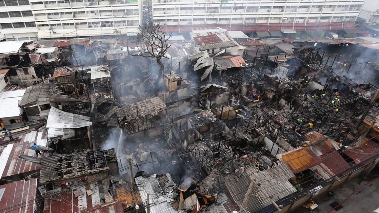 ก.แรงงาน เร่งช่วยลูกจ้างกรณีไฟไหม้ชุมชนบ่อนไก่ ดูแลให้ได้รับสิทธิประโยชน์