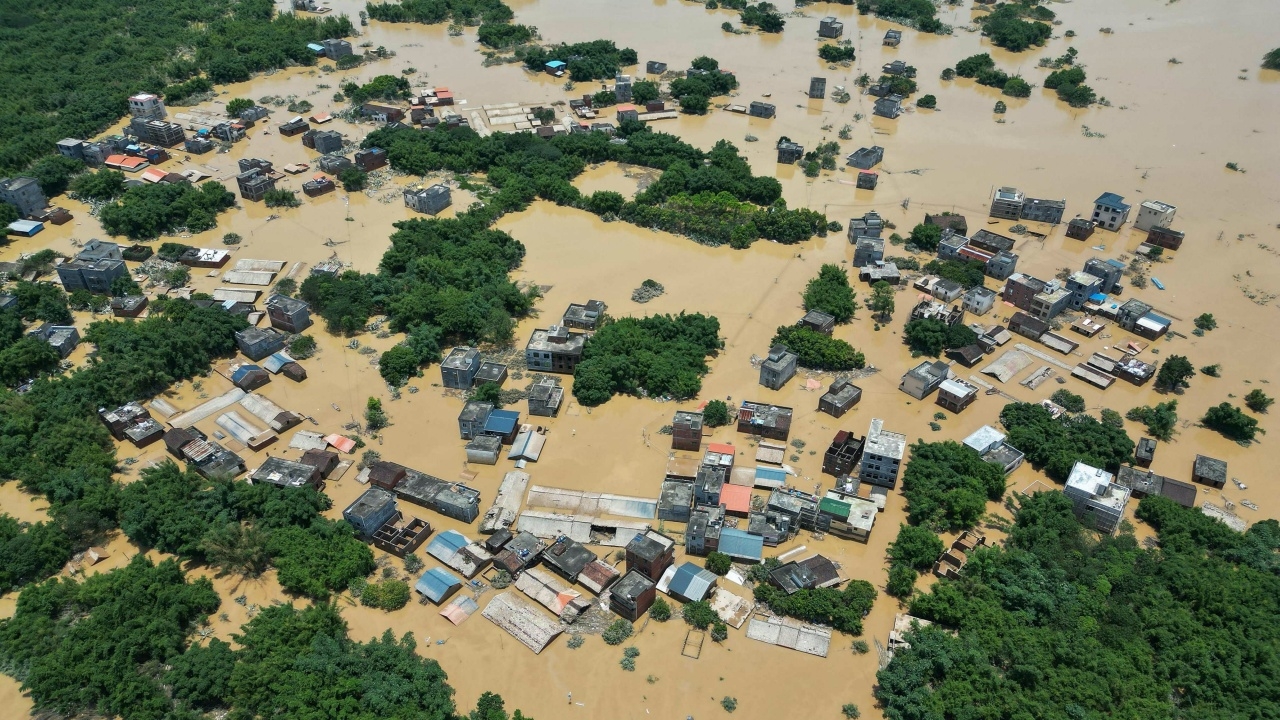 จีนอ่วม ภาคใต้จมบาดาล ประสบ'มหาอุทกภัย' ฝนตกหนักสุดในรอบ 60 ปี (คลิป)
