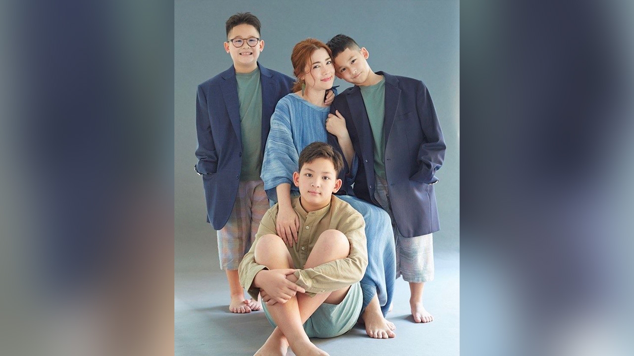 บัวชมพู ฟอร์ด โพสต์ภาพครอบครัว ลูกชาย 3 คนเริ่มโตแล้ว ฉายแววหล่อ