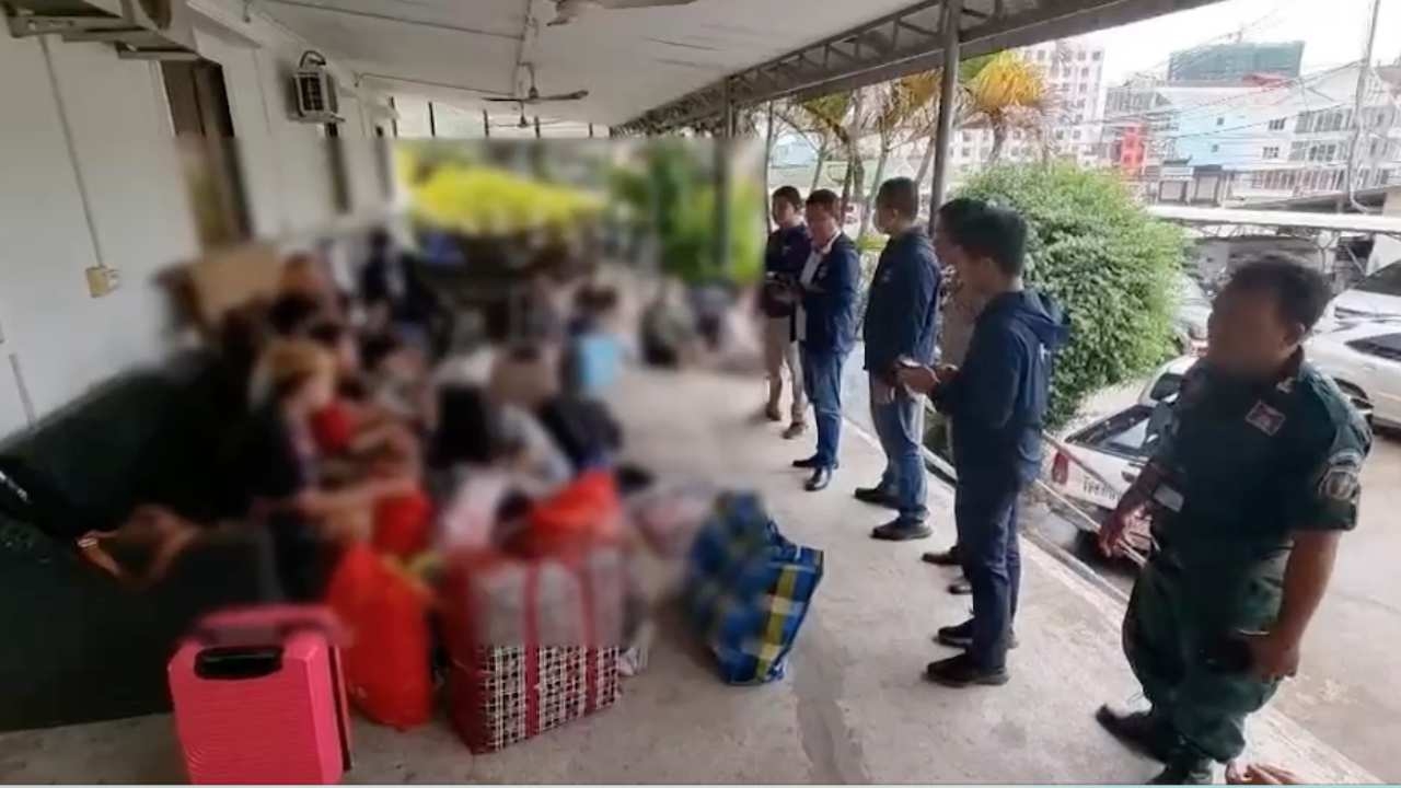 ตร.พีซีที สนธิกัมพูชาบุกจับแก๊งคอลเซ็นเตอร์ 21 ราย หลอกลงทุนผ่านแอปฯหาคู่
