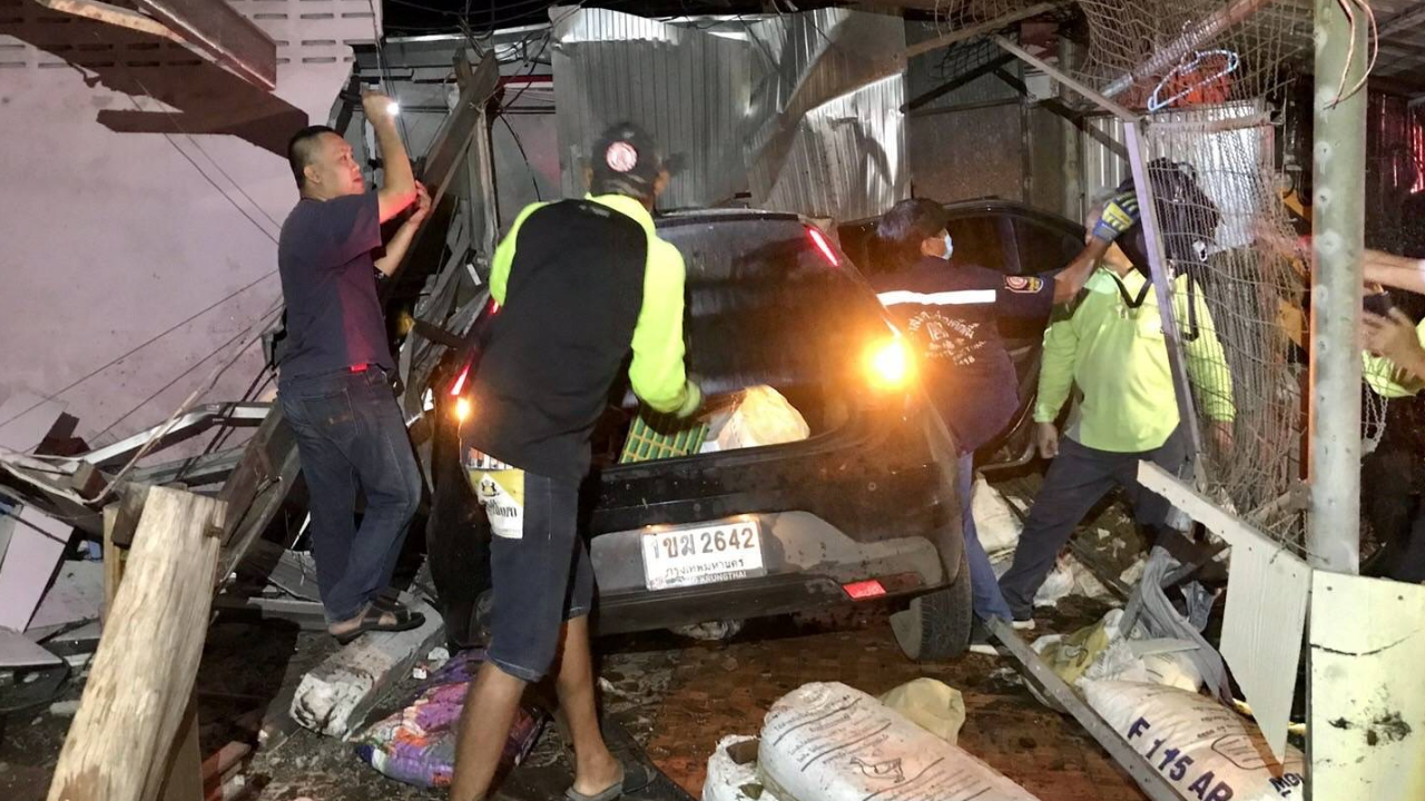 หนุ่มควบเก๋งเข้าโค้ง เสียหลักชนกระเจิง "ขอบทาง-บ้านคน" เจ็บ 2 ตาย 1