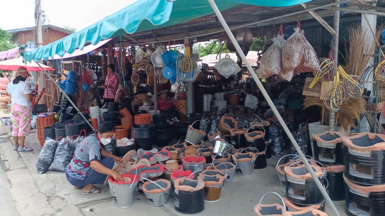 โรงเตาชุมแสงเร่งผลิตเตาอั้งโล่ หลังกลับมาได้รับความนิยม เพราะก๊าซราคาแพง