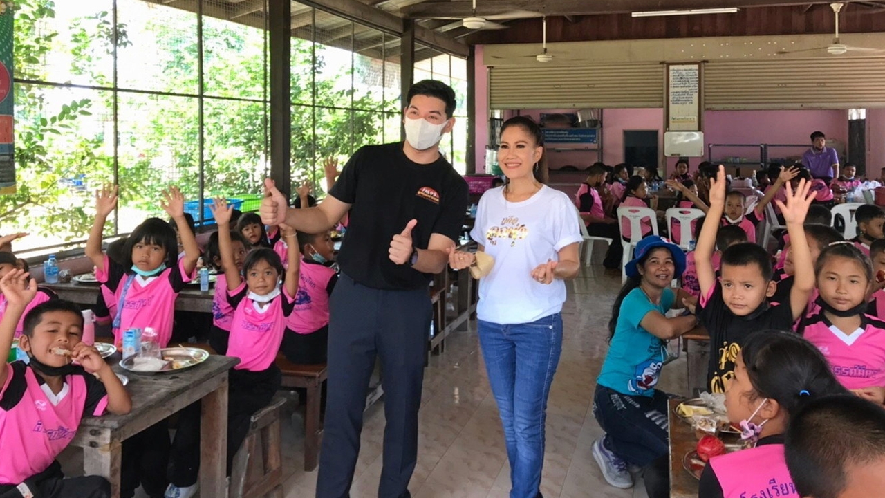 “ตรี-ปีเตอร์” นำทีมเลี้ยงอาหารกลางวันเด็ก ครบรอบ 18 ปี คลื่น “ลูกทุ่งมหานคร”