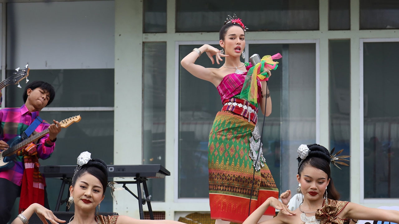 สกาย จัดเต็มโชว์ลูกคอ เซิ้งสะบัด เปิดตัวซุปตาร์หมอลำ ใน "หมอลำซัมเมอร์"