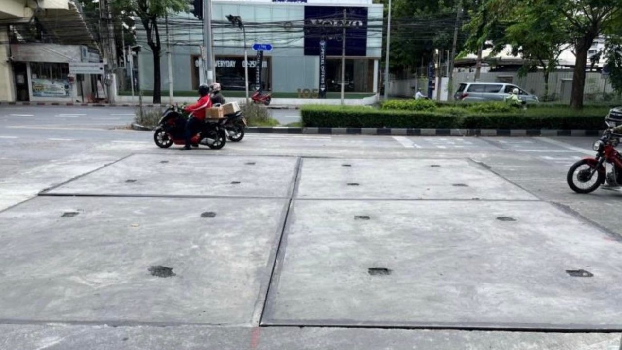 รวดเร็วทันใจ การไฟฟ้าฯ แก้ไขฝาท่อ ก่อสร้างสายไฟฟ้าใต้ดิน ถนนวิทยุ-สารสิน แล้ว