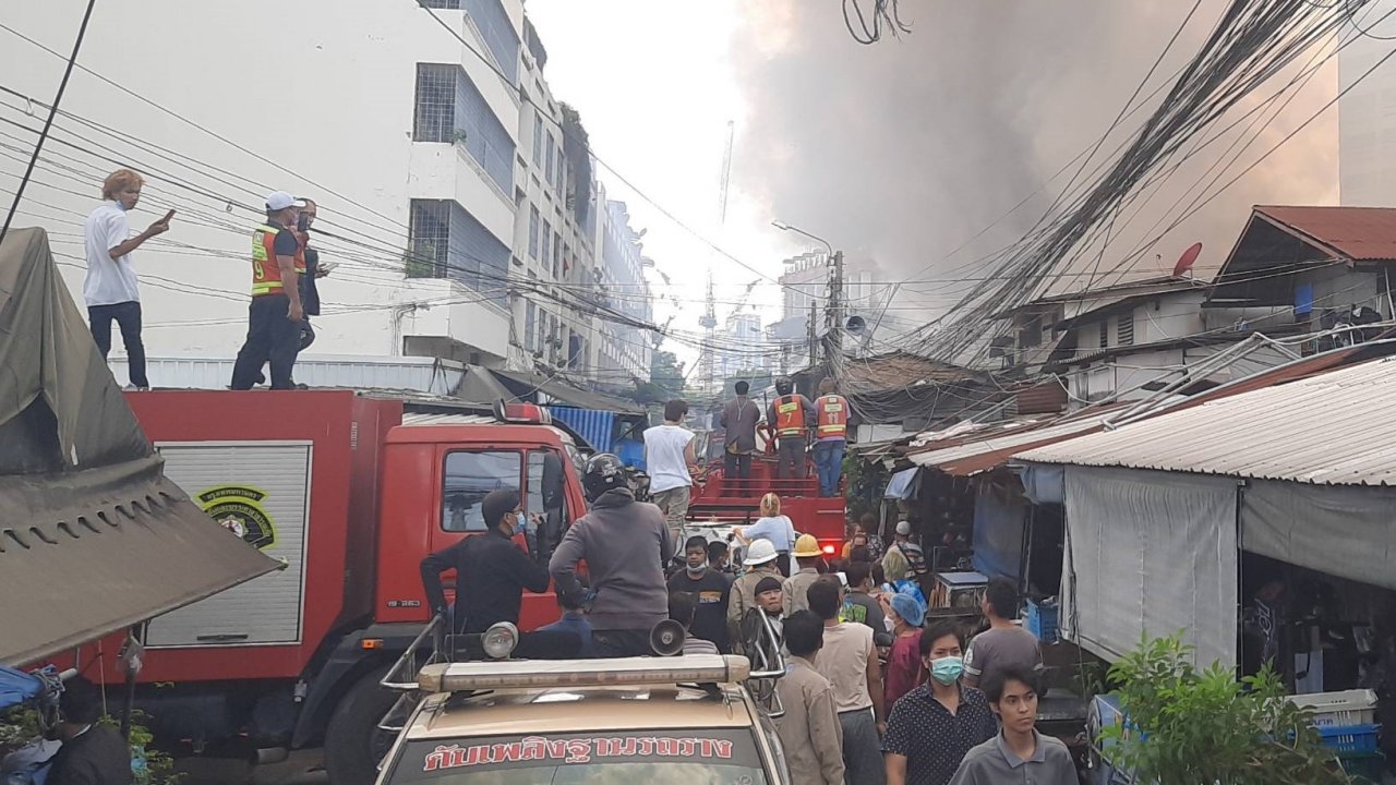 ดับแล้วไฟไหม้ชุมชนบ่อนไก่ วอด 30 หลัง ชัชชาติ สั่งตั้งศูนย์ช่วยเหลือฯ