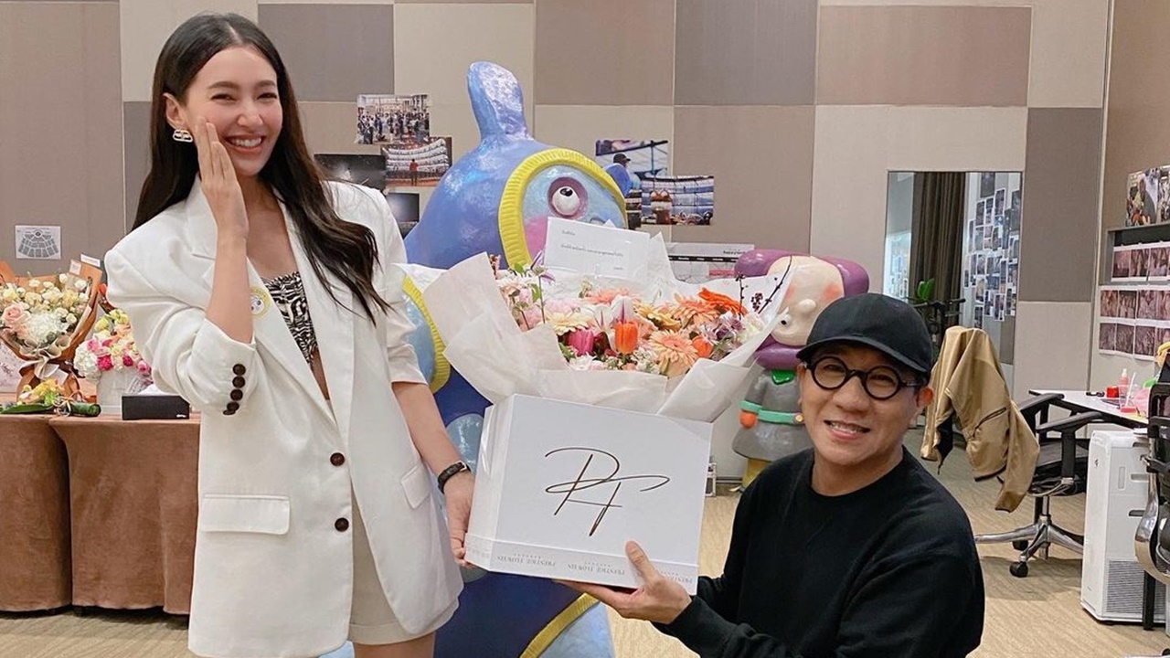 เบลล่า หอบดอกไม้โผล่เซอร์ไพรส์ โน้ต อุดม กอดอุ้มตัวลอย (คลิป)