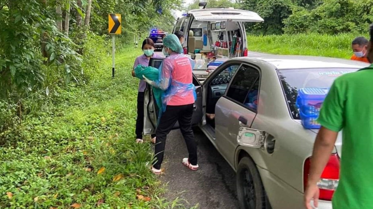 กู้ภัยกาญจน์ช่วยสาวท้องแก่คลอดลูกในรถ หลังไปไม่ถึง รพ. เพราะน้ำมันหมด