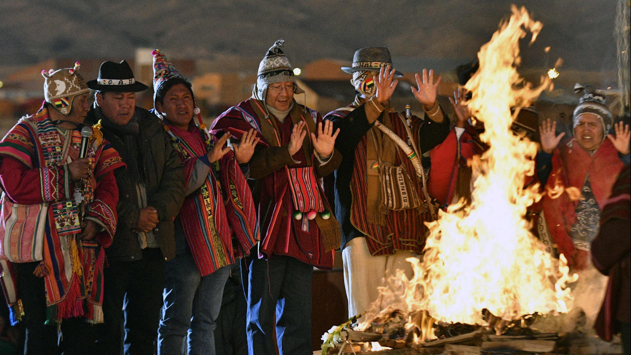 ชนพื้นเมืองโบลิเวียร่มพิธีฉลองปีใหม่ไอมารา ปีที่ 5530 