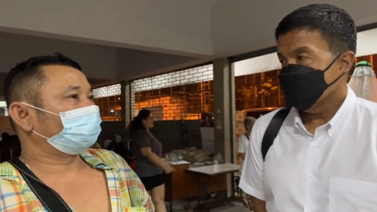 "ชัชชาติ" โผล่กลางดึก แอบเยี่ยมผู้ประสบภัยไฟไหม้ชุมชนบ่อนไก่ สัญญาไม่ทิ้ง เดี๋ยวดูแลให้