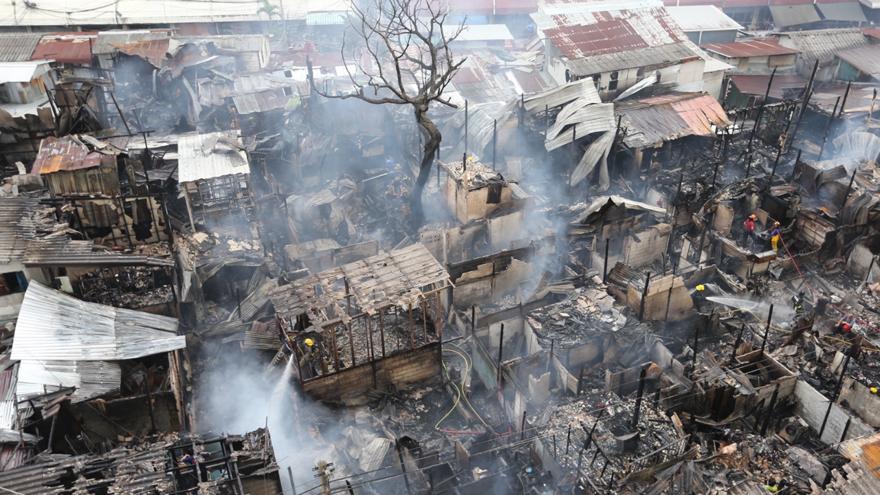 ชัชชาติ สั่งถอดบทเรียนไฟไหม้ชุมชนบ่อนไก่ รถดับเพลิงต้องเข้าถึงไว-มีประปาหัวแดง