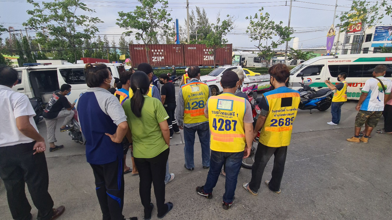 "18 ล้อบี้ดับ" วินดวงกุด จยย.คว่ำ ถูกรถพ่วงเหยียบซ้ำ เป็นศพคาถนน