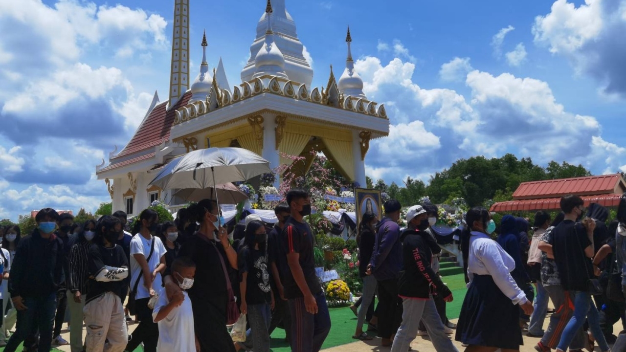 เผาแล้วครูสาว เหยื่ออดีตผัวบุกแทงถึง ร.ร. ญาติ เพื่อน ลูกศิษย์แห่ร่วมงาน