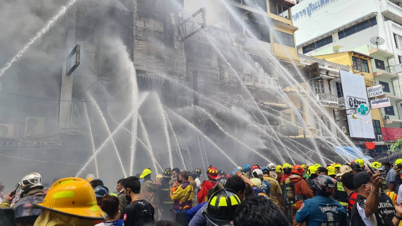 สรุปเหตุไฟไหม้สำเพ็ง ร้านถุงพลาสติกดัง วอดรวม 4 คูหา ตาย 2 ศพ เจ็บ 9 