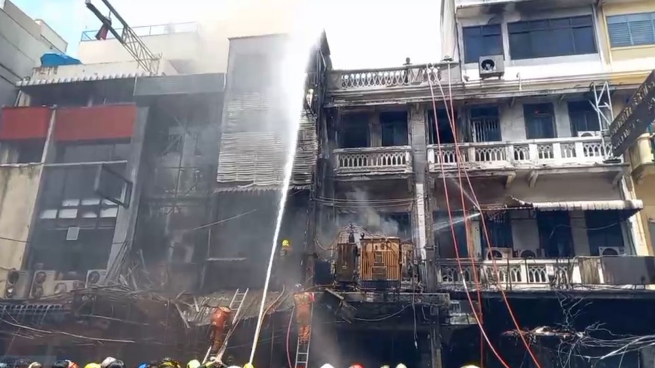 ไฟไหม้สำเพ็งดับแล้วพบตาย 1 ศพในตึกแถวชั้น 1 และมีบาดเจ็บสำลักควัน 6 ราย