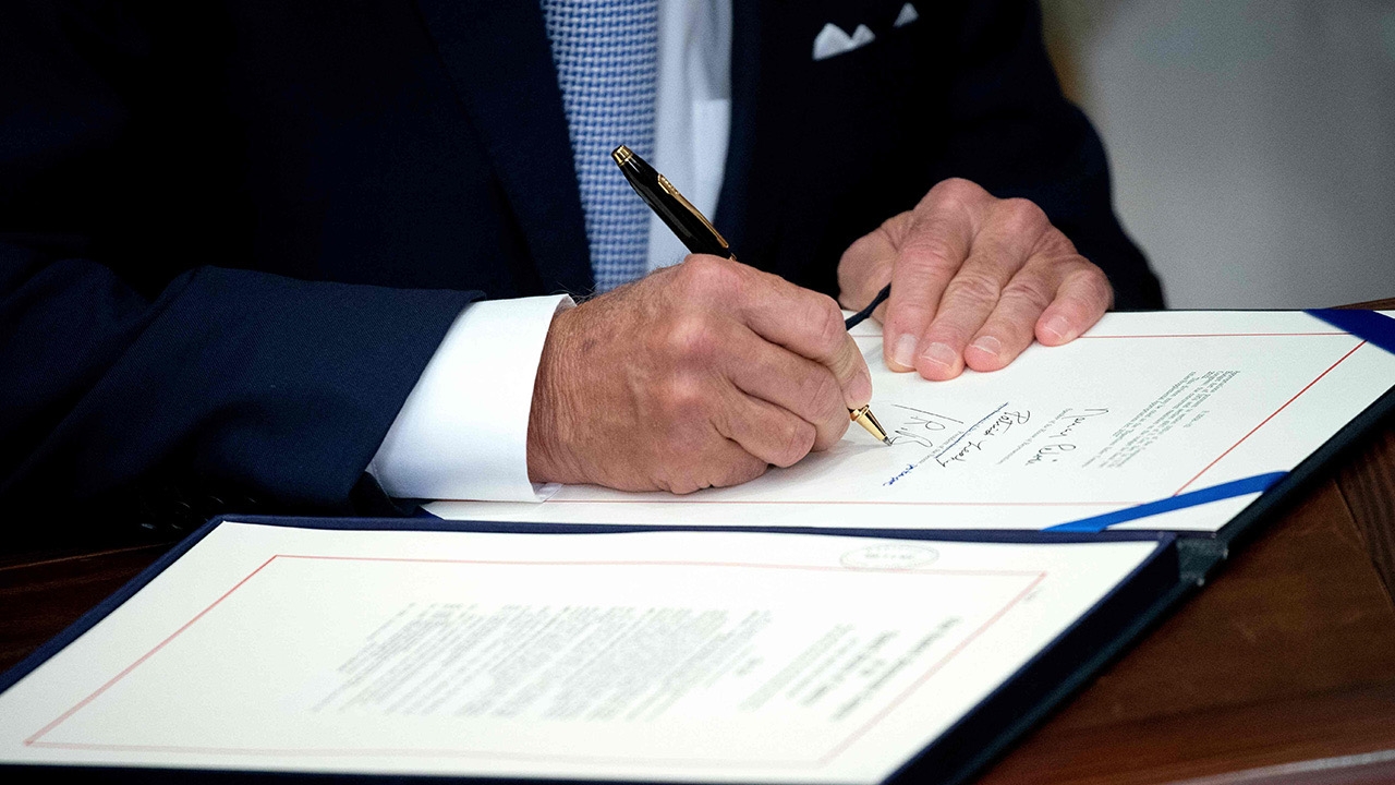 สหรัฐฯ คลอดกฎหมายคุมปืนฉบับแรกในรอบ 28 ปี แม้ไม่สุด แต่ก็ยังดี