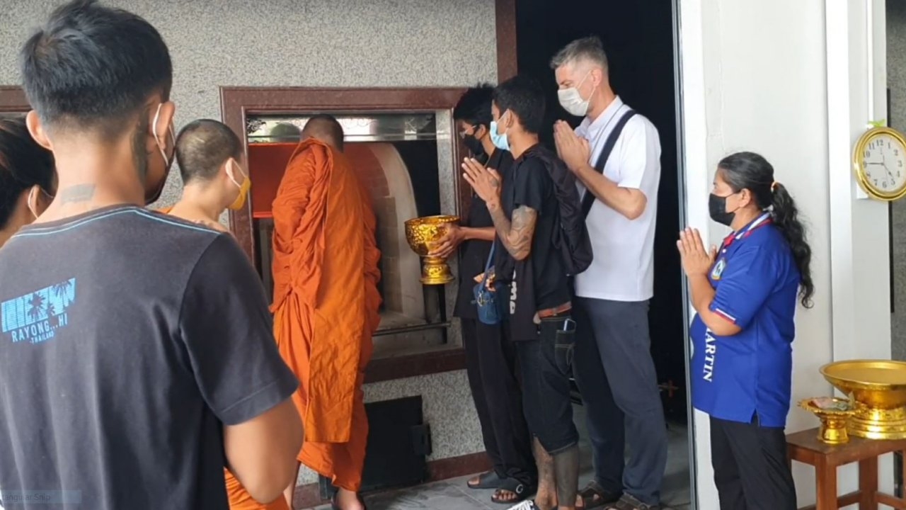 ฌาปนกิจ "น้องกอหญ้า" ที่ถูกยายฆ่าตาย พ่อแม่นำกระดูกลอยอังคารวันนี้