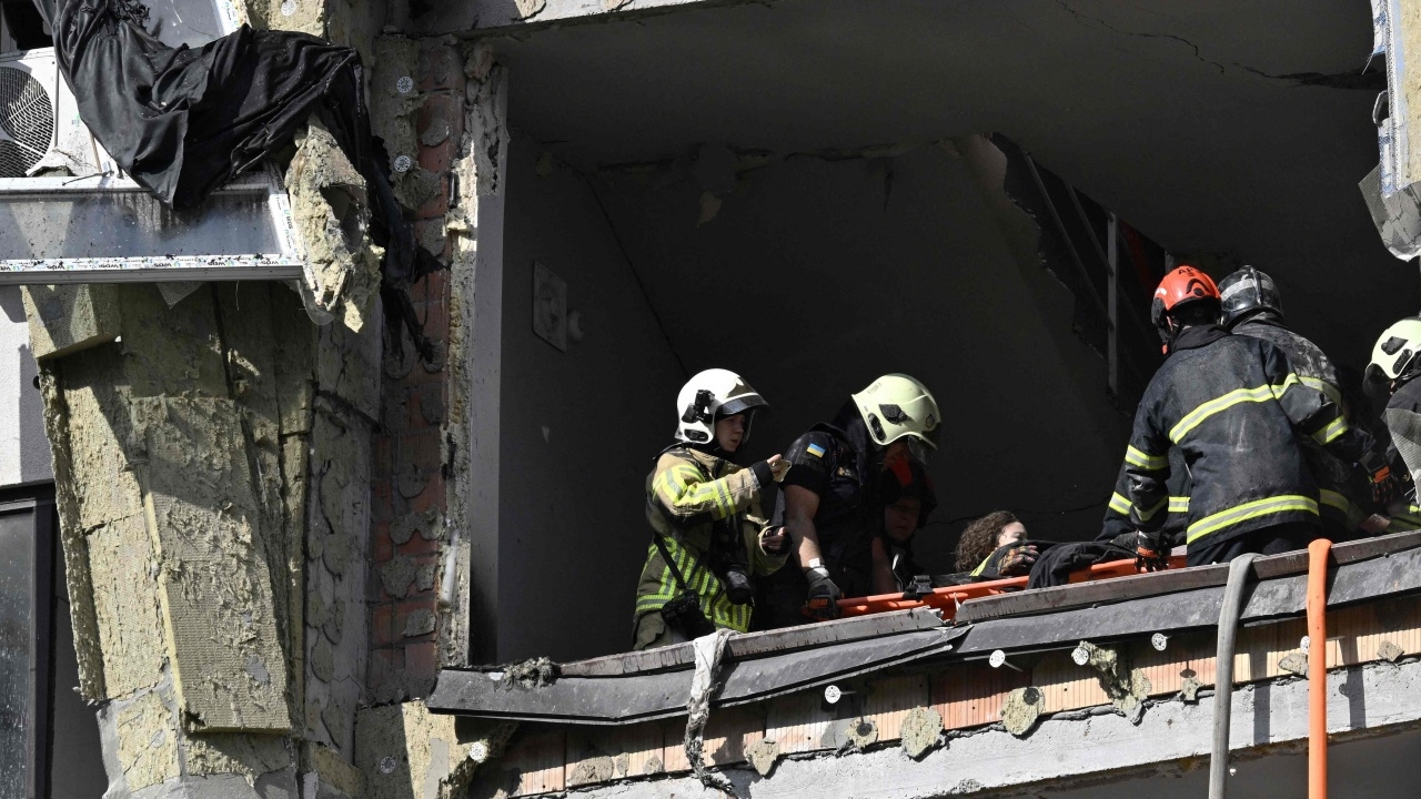 รัสเซียส่งเครื่องบินทิ้งระเบิดถล่มกรุงเคียฟ โดนตึกอพาร์ตเมนต์ ตาย 1 เจ็บ 5