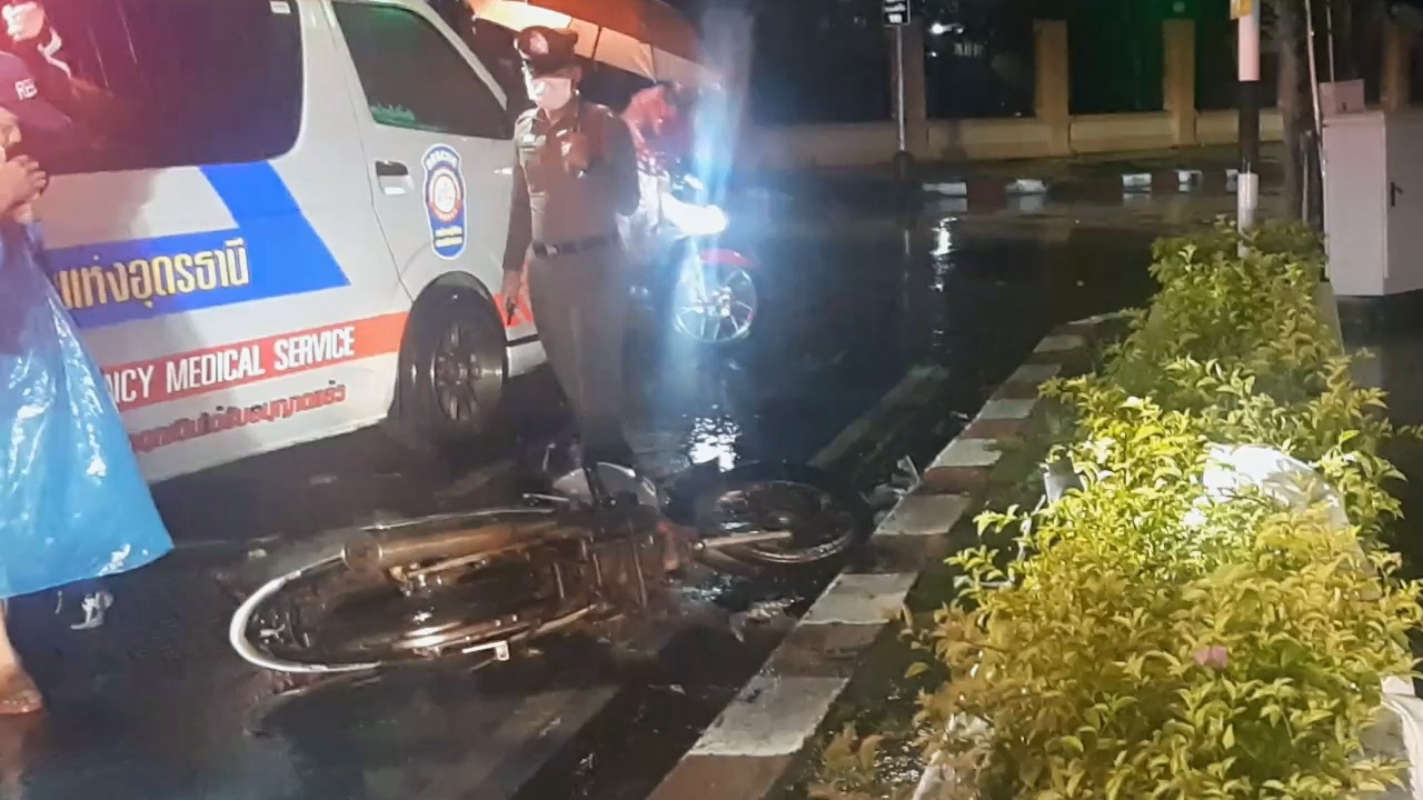 โจ๋ 17 ซิ่ง จยย.ฝ่าไฟแดงโดนฟอร์จูนเนอร์ชนดับหน้าจวนผู้ว่าฯอุดรฯ