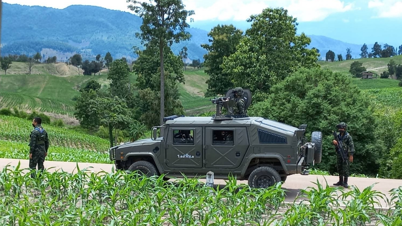 ปะทะเดือด กองกำลังกะเหรี่ยงบุกถล่มทหารเมียนมา ห่างชายแดนตาก 400 เมตร