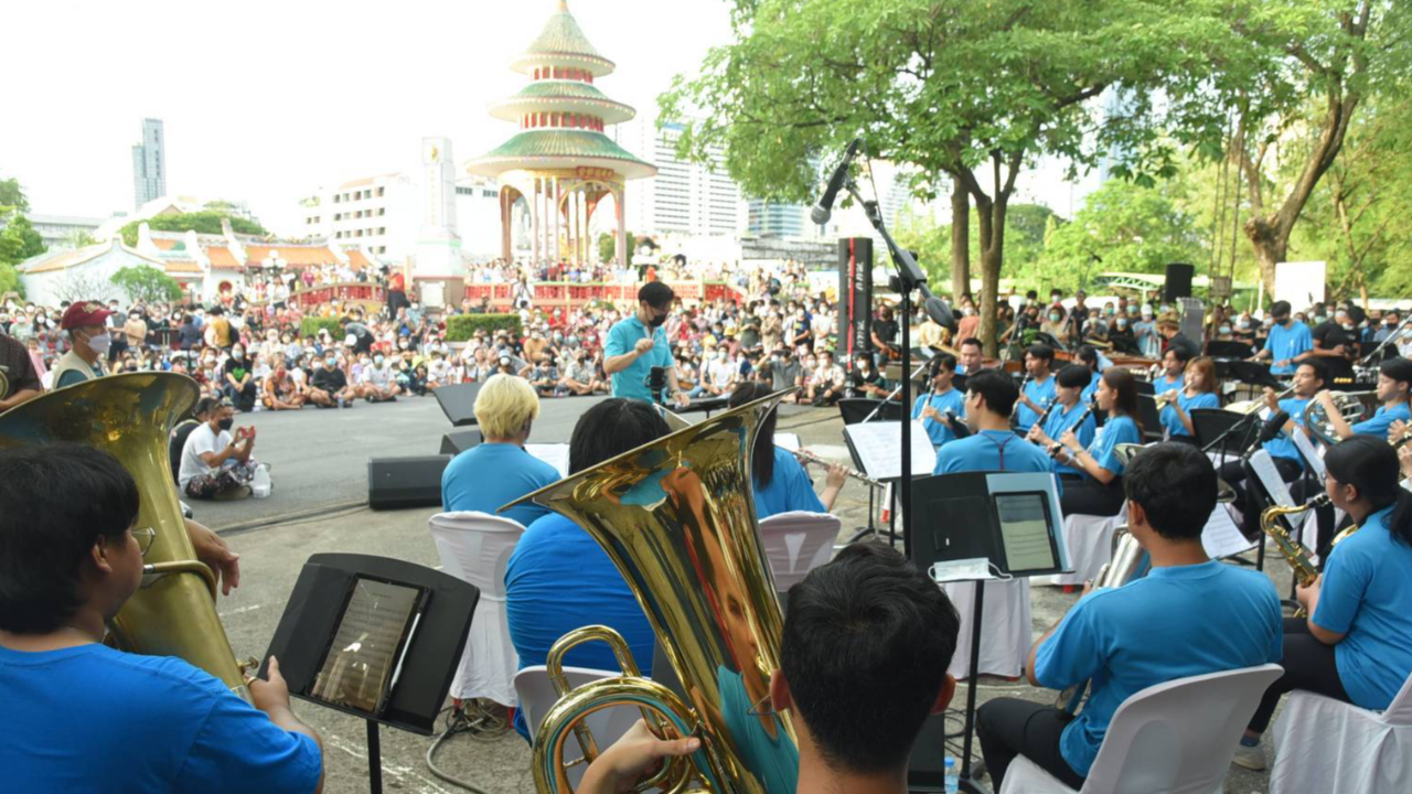 “ชัชชาติ” ร่วมฟังดนตรีในสวนป่าช้าวัดดอน คนยังแห่ร่วมคึกคัก