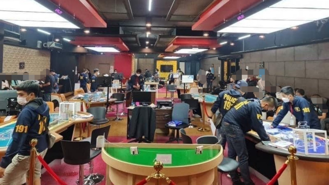 ทลายบ่อนยักษ์รัชดา 18 ตำรวจ สน.สุทธิสาร คุมตัว 52 นักพนันส่งฟ้องศาล 