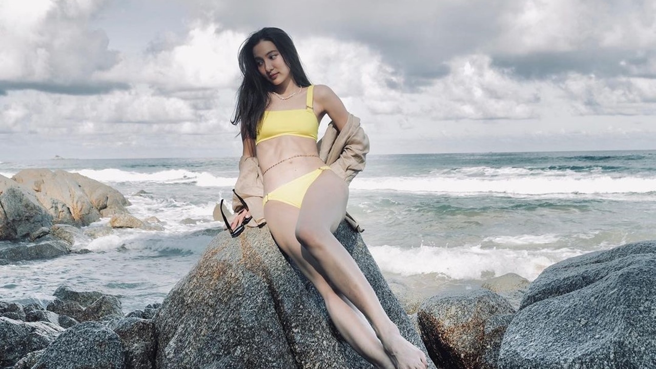 กรีน อัษฎาพร จัดความแซ่บหนึ่งกรุบ ใส่บิกินีเหลืองสดใส ทำทะเลลุกเป็นไฟ