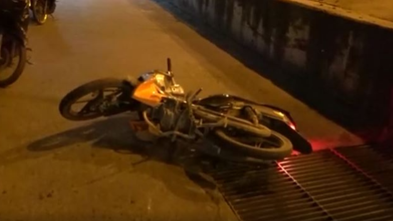 หนุ่มเที่ยวร้านเหล้า ยืม จยย.เพื่อนบิดส่งสาว ชนเสาร้านเป็ดพะโล้ดับสนิท