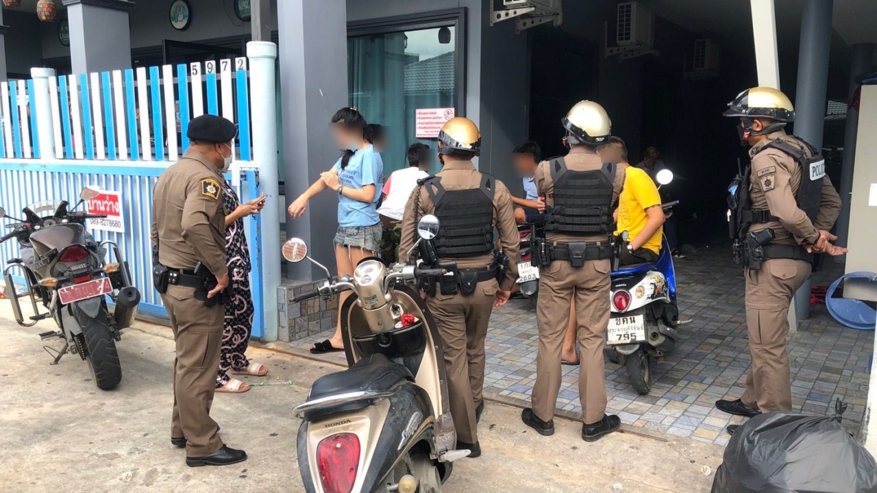 รวบ 15 วัยรุ่น เช่าพูลวิลล่ามั่วยา ตำรวจ สภ.ชะอำ พบพิรุธ ยังไม่ได้นอน