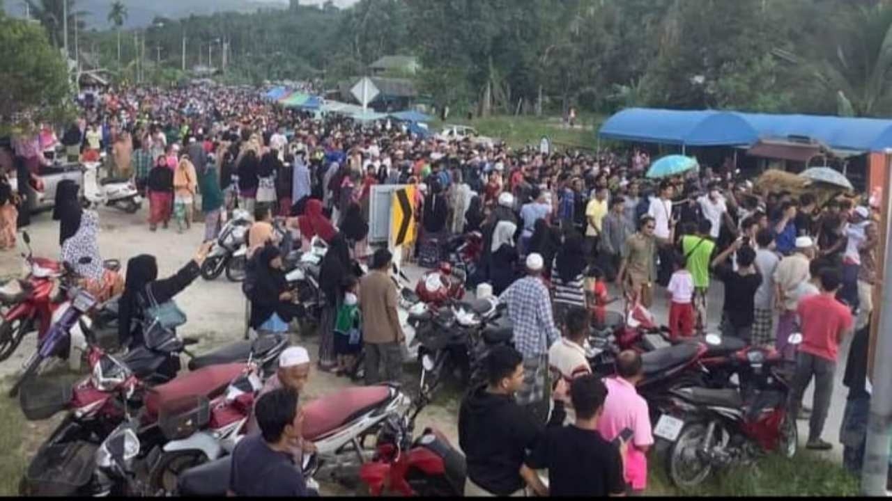 ศพ 2 คนร้ายถูกวิสามัญที่นราฯ ถูกนำไปฝัง ชาวบ้านร่วมยืนส่งตลอดทางไปกุโบร์