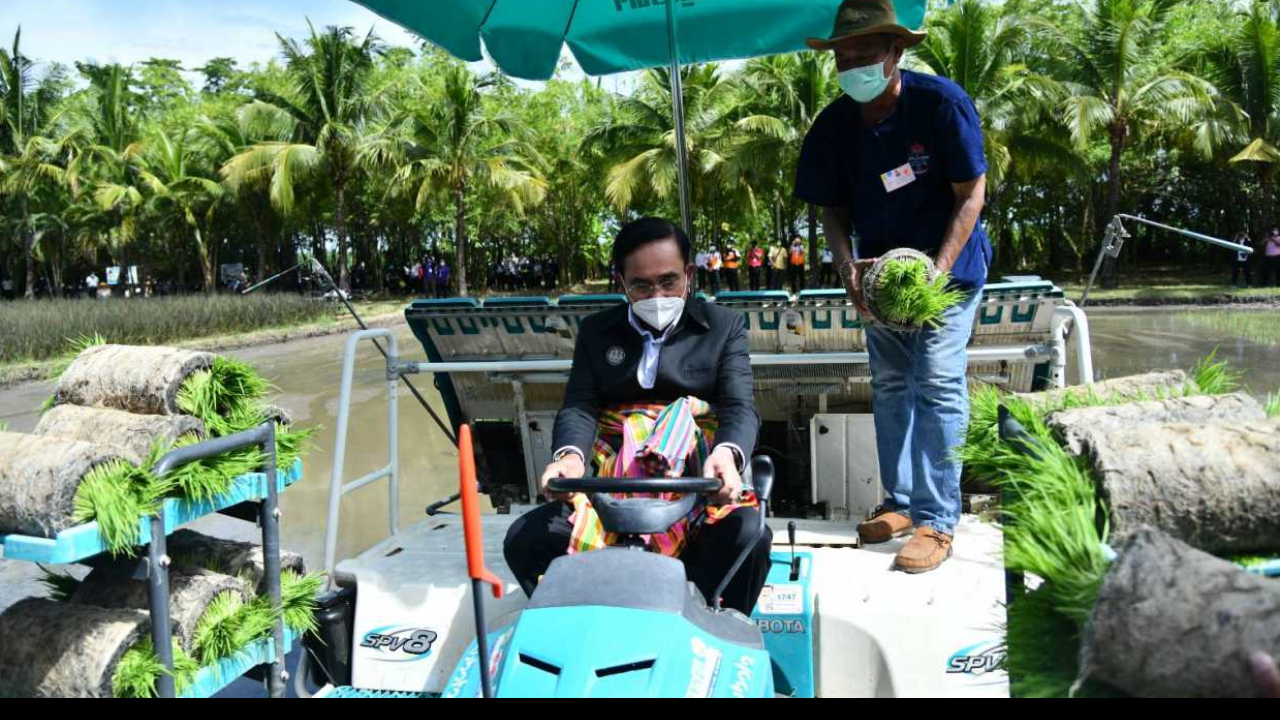 นายกฯ ขับรถดำนาข้าว คุยเกษตรกร ลั่น ผมไม่ใช่คนสร้างความขัดแย้ง