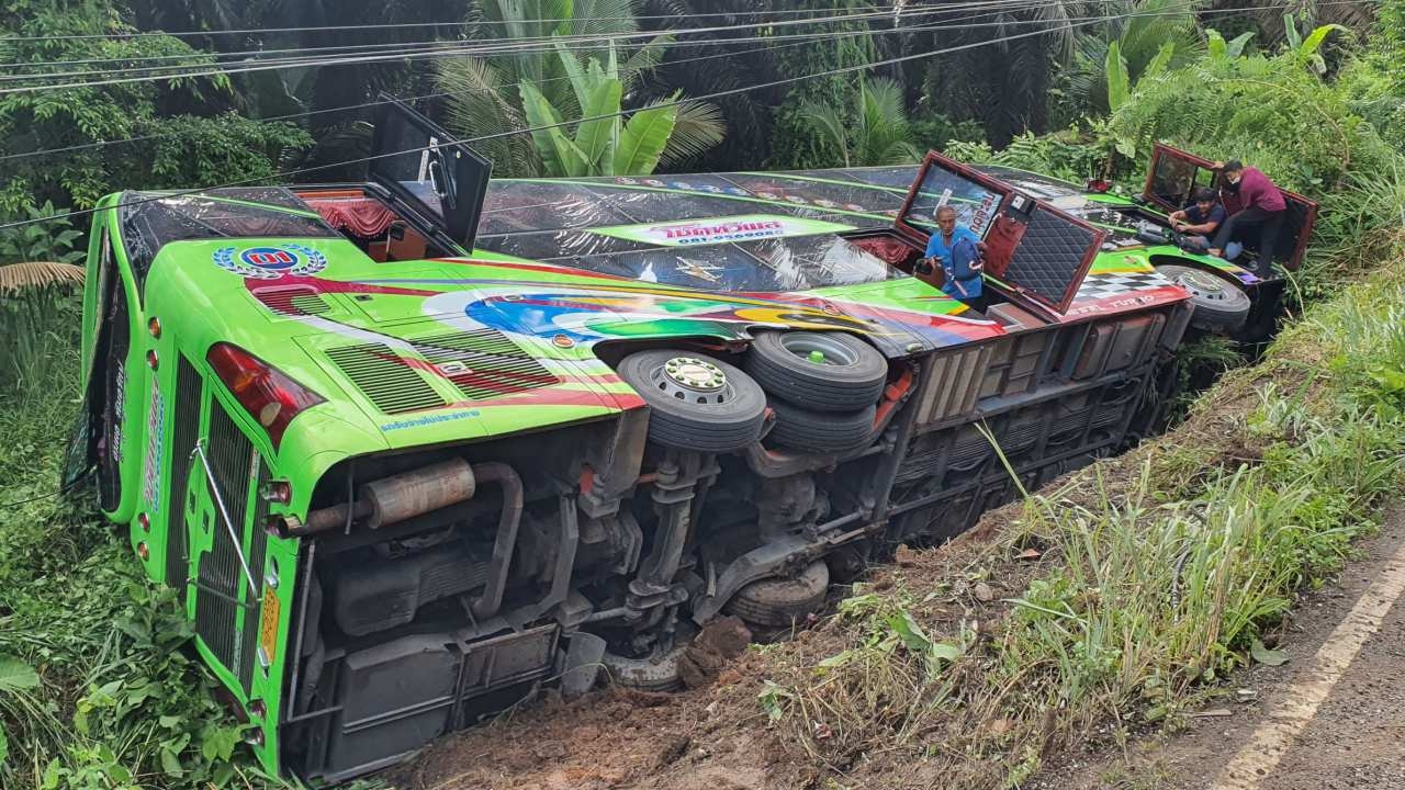 รถทัวร์คณะนักเรียนเสียหลัก พุ่งพลิกลงไหล่ทางที่ชุมพร บาดเจ็บกว่า 20 ราย