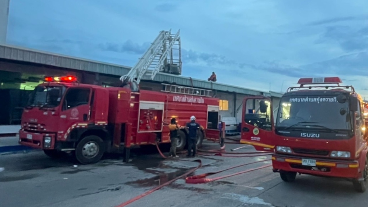 ไฟไหม้โรงงานที่ระยอง ระหว่างซ่อมอาคาร จนท.ใช้เวลา 2 ชม.ควบคุมเพลิงได้