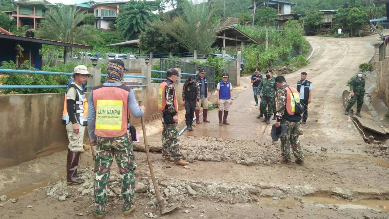 อ.ปางมะผ้า เร่งช่วยผู้ประสบภัยน้ำป่าไหลหลากที่บ้านหนองตอง หลังฝนตกหนัก