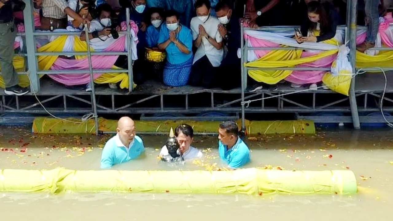 ผู้ว่าฯ สุพรรณบุรีอุ้ม "หลวงพ่อดำ" วัดเถรพลาย ลงแม่น้ำท่าจีนเพื่อสรงน้ำ