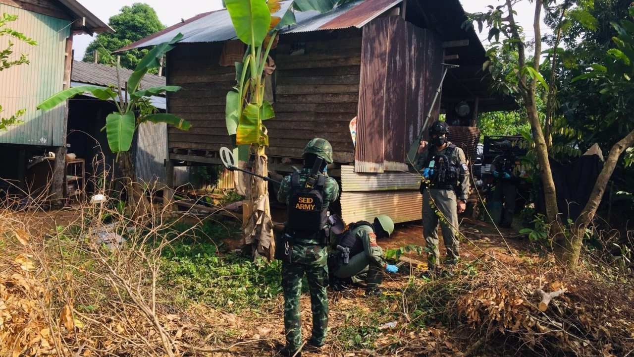 จนท.ค้นบ้านเหตุปะทะคนร้าย 2 ศพที่รามัน ยึดปืน-ใบปลิว คุมเจ้าของบ้านสอบสวน