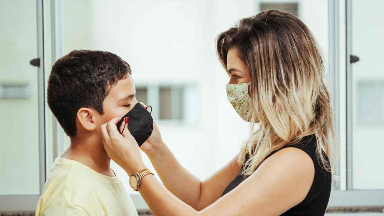 หมอธีระ ชี้โควิดระบาดมากขึ้น ที่สาธารณะก็มีโอกาสติด ใส่หน้ากากผิด เสี่ยงตกม้าตาย