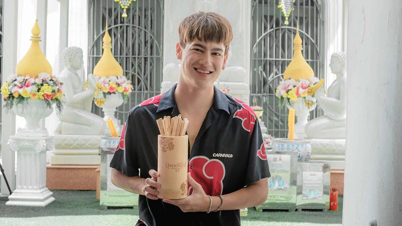 “ไอซ์-พาริส” ตัวแทนหนัง “บุพเพสันนิวาส ๒” ทำบุญถวายปัจจัย ก่อนหนังเข้าฉาย