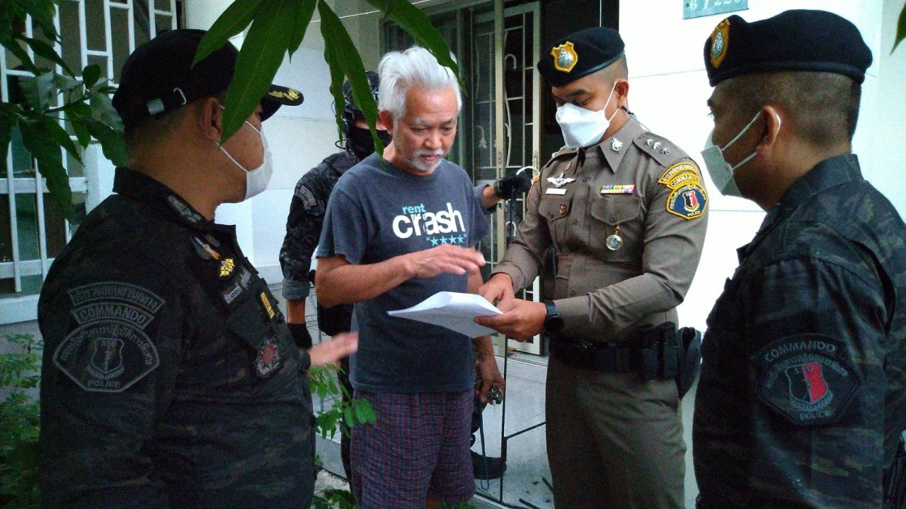 คอมมานโดบุกจับพ่อ "นิกกี้ ณฉัตร" คาบ้านพักเมืองนนท์ หลบหนีคดีพยายามฆ่า