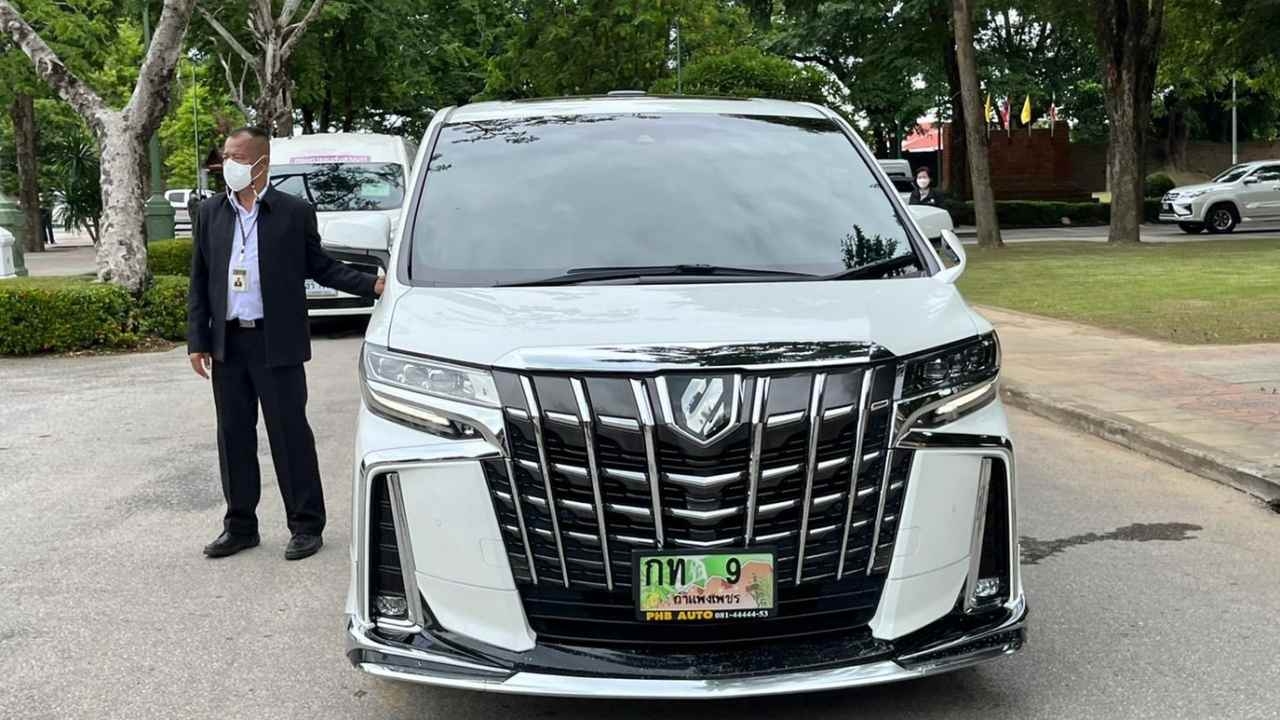 นายกฯ ลงพื้นที่กำแพงเพชร คอหวยต่างจับจ้อง "ทะเบียนรถ" หวังนำไปเสี่ยงโชค