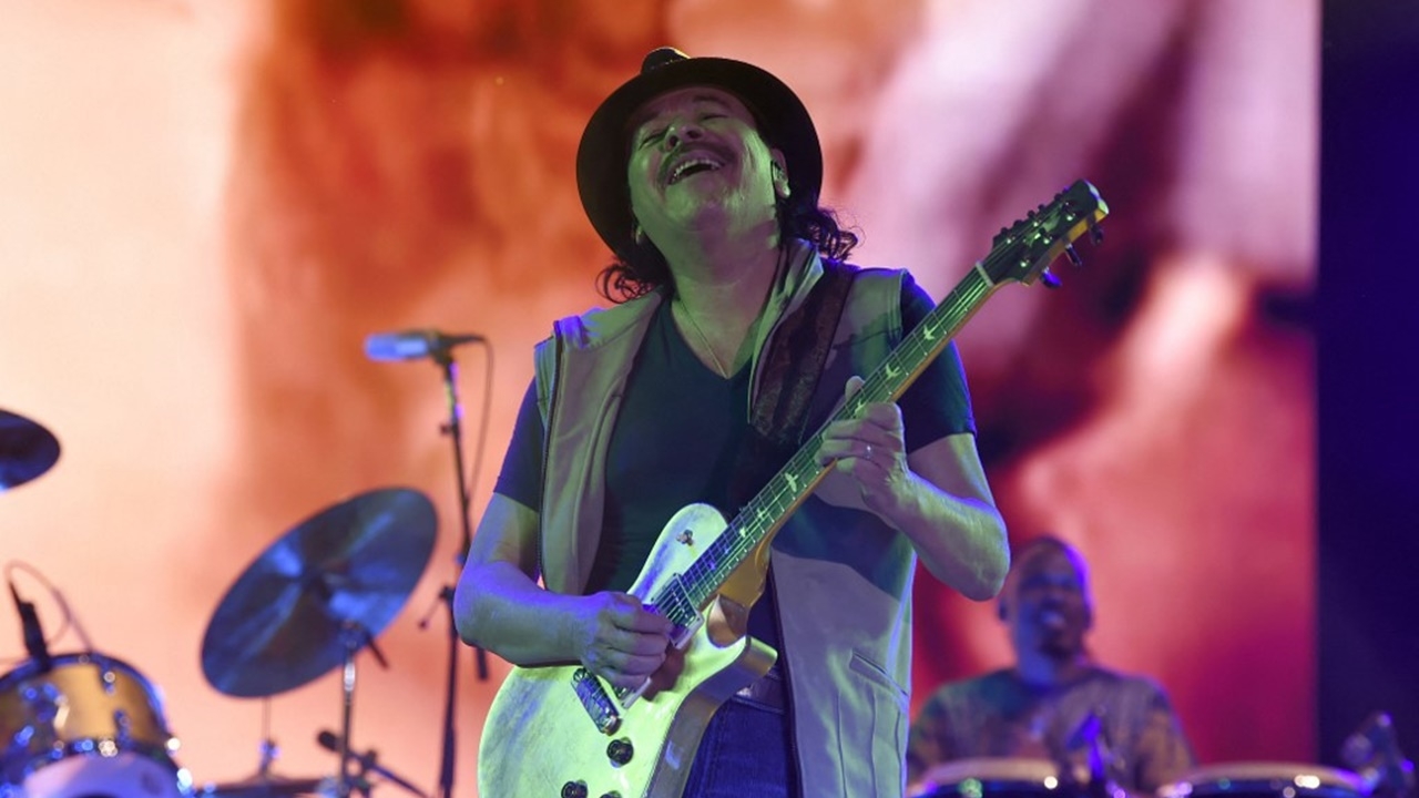 แฟนช็อก คาร์ลอส ซานตานา ตำนานมือกีตาร์สหรัฐฯ หมดสติกลางเวที