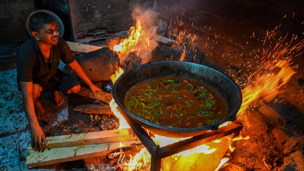 ศรีลังกาใช้ฟืนทำอาหาร แก้ปัญหาเชื้อเพลิงขาดแคลน