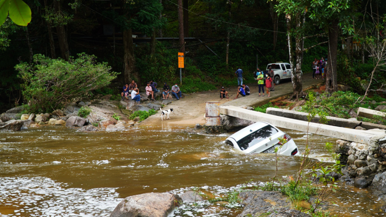 "น้ำป่าทะลัก" ซัดเก๋งข้ามห้วย ลอยติดเสา-จมครึ่งคัน คนขับติดภายในระทึก (คลิป)