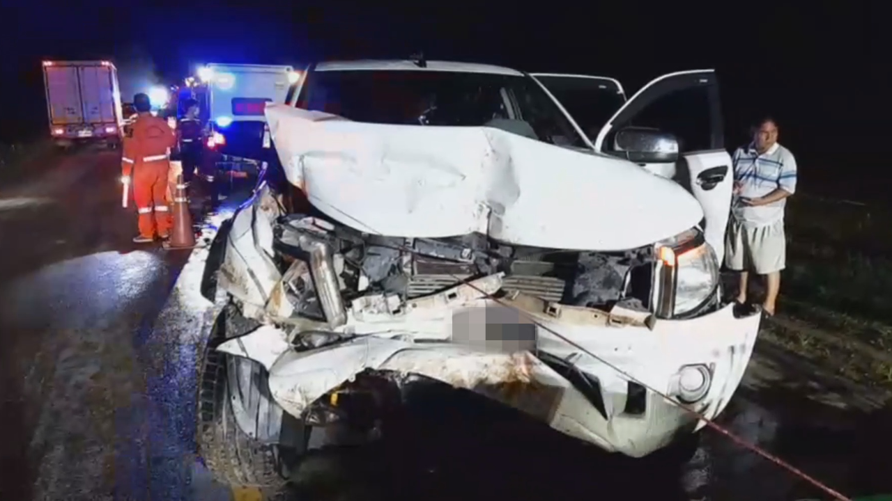 กระบะซิ่งแซงสิบล้อ เจอรถสวน-หักกลับเลน พุ่งเสยท้ายรถไถนาคว่ำ-ตาย 1