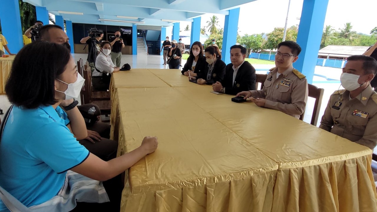 ส.ส.เต้ เยี่ยมครูนักเรียนที่พบพระ รับผวาเสียงมิก จี้ นายกฯ ขอโทษชาวบ้าน