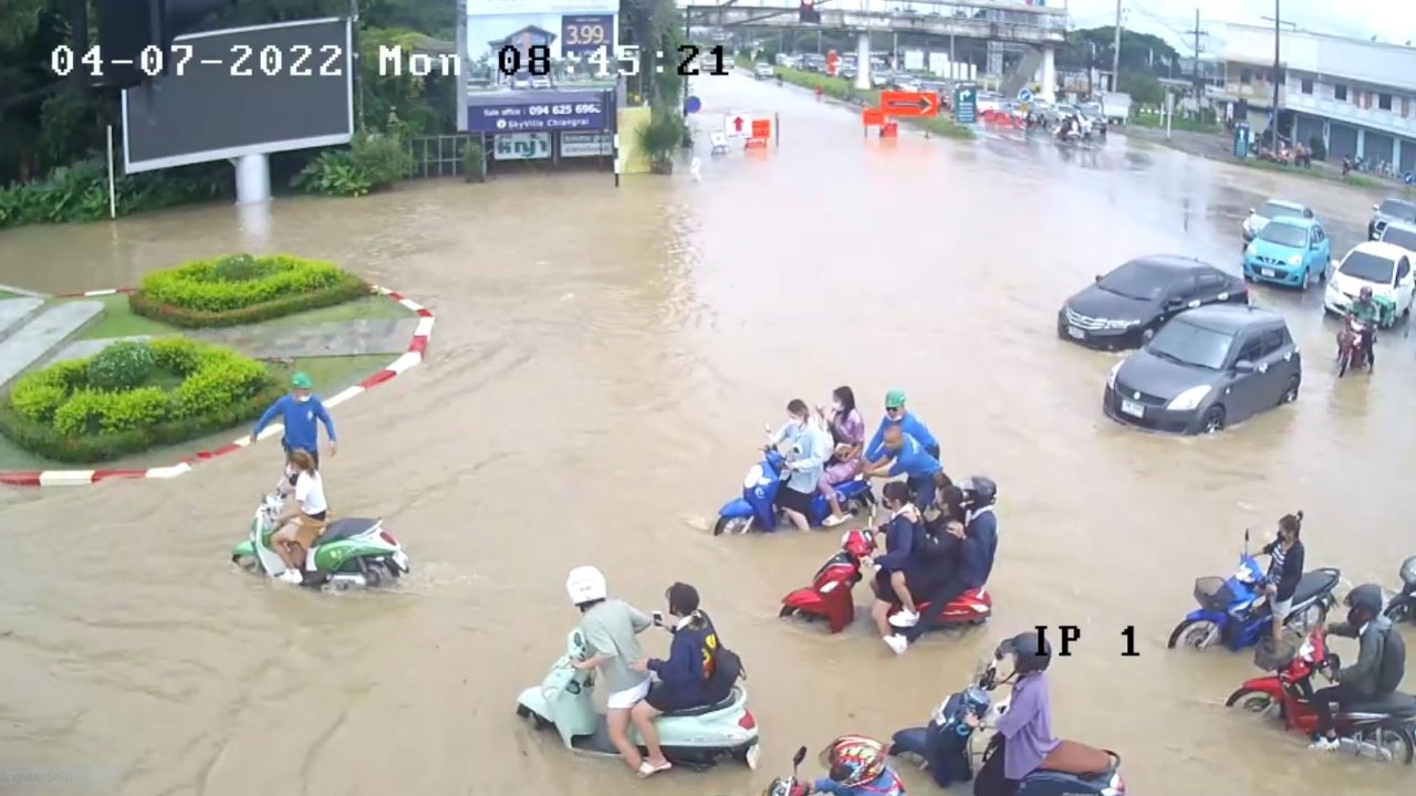 เชียงรายฝนตกน้ำไหลจากดอยท่วมหน้า มรภ.สูง รวมทั้ง 3 ตำบลใน อ.เมือง