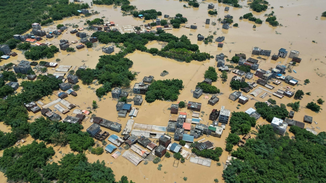 จีนเผชิญพายุหมุนจากไต้ฝุ่นชบา เตือนภัยน้ำป่าไหลหลากระดับสูงสุด